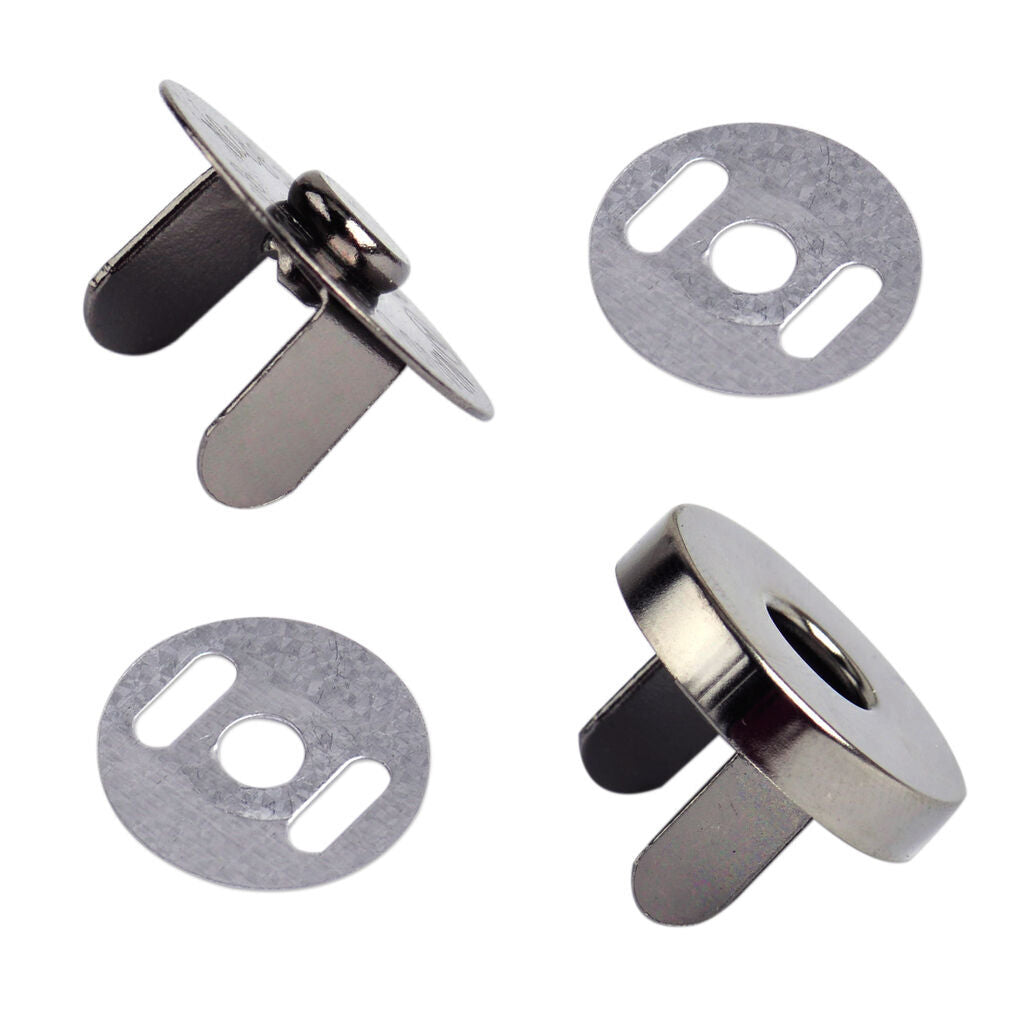 Display of 18 mm silver magnetic snap buttons in a pack.
