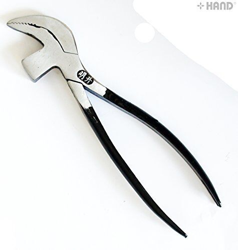 Close-up of the gripping jaws of the cobbler pliers
