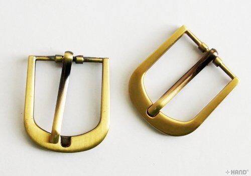 Vintage gold tone round metal belt buckle, 32x35mm size.