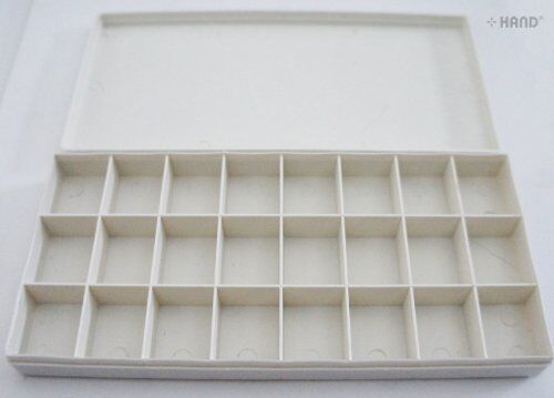Lid of the plastic artist palette box shown closed.