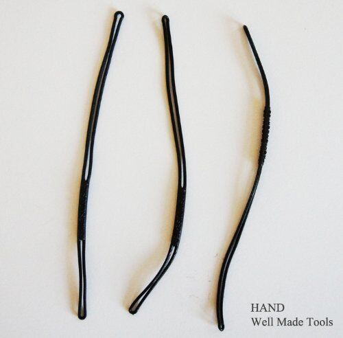 Close-up of double loops on the black hangtag string.
