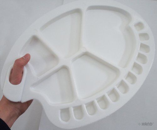 Large kidney shape artist palette with thumb grip and small wells.