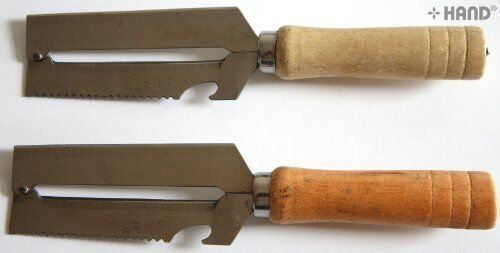 Set of 2 wooden kitchen knives for peeling and slicing.