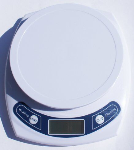 Close-up of the scale's control buttons and display.