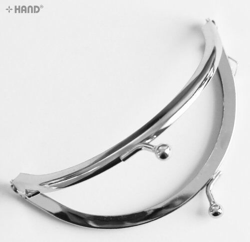 Close-up of the small balls kiss clasp lock