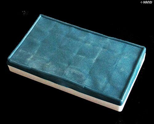 Rubber lid securely placed on the plastic artists palette box