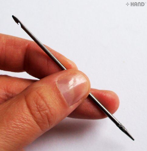 Display of straight and curved needles for versatile use.