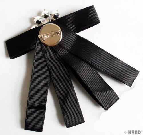 Close-up of the stone and ribbon design on the brooch
