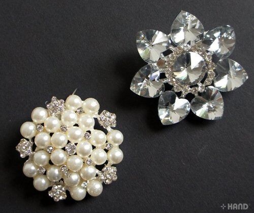 Assorted vintage brooches with stone and pearl embellishments.