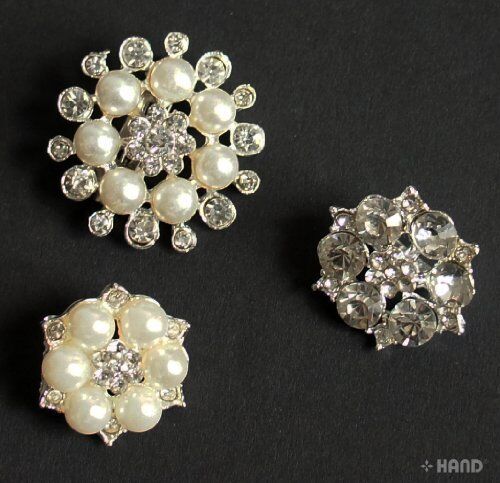 Assorted small brooch featuring pearl and crystal embellishments.