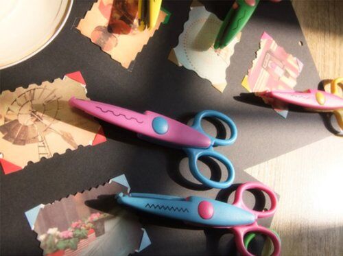 Scissors displayed on a crafting table with materials.