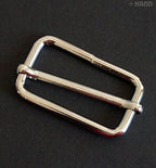 Close-up of a 4cm silver tone metal slider showing detail.