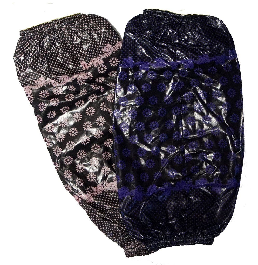 Two pairs of waterproof sleeve arm protectors in assorted colours.