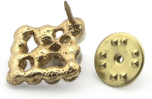 Close-up of the gold coloured setting of the brooch pin.