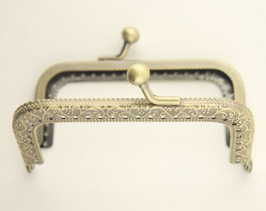 Close-up of the kiss clasp lock on the purse frame