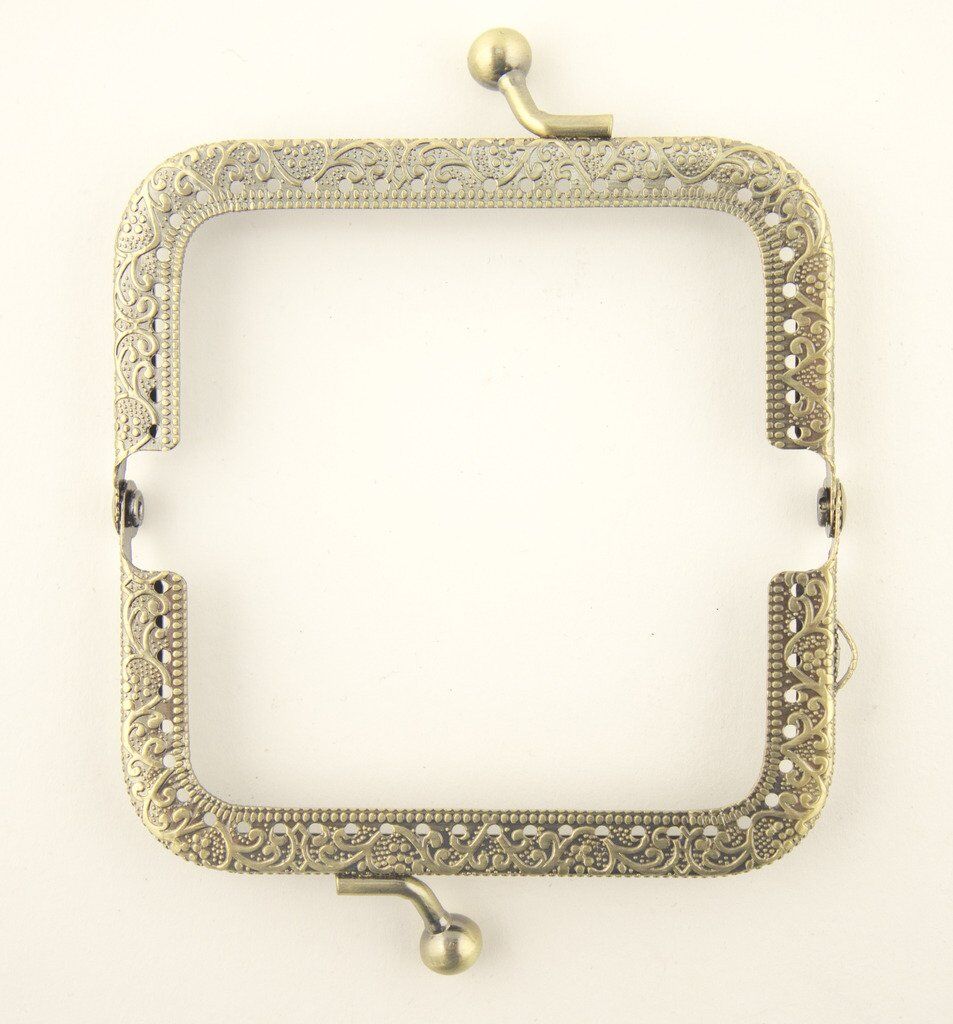 Decorative flower engravings on the metal purse frame