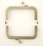 Decorative flower engravings on the metal purse frame