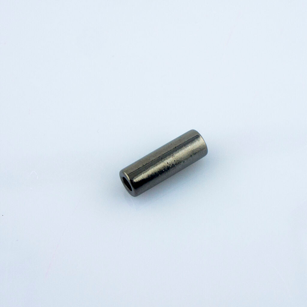 Close-up of a metal cord end, size 20 x 5 mm, suitable for various applications.