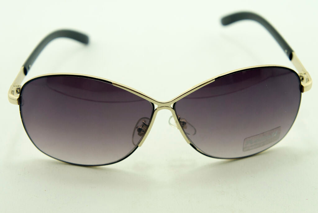 Close-up of sunglasses frame measuring 140 mm wide.