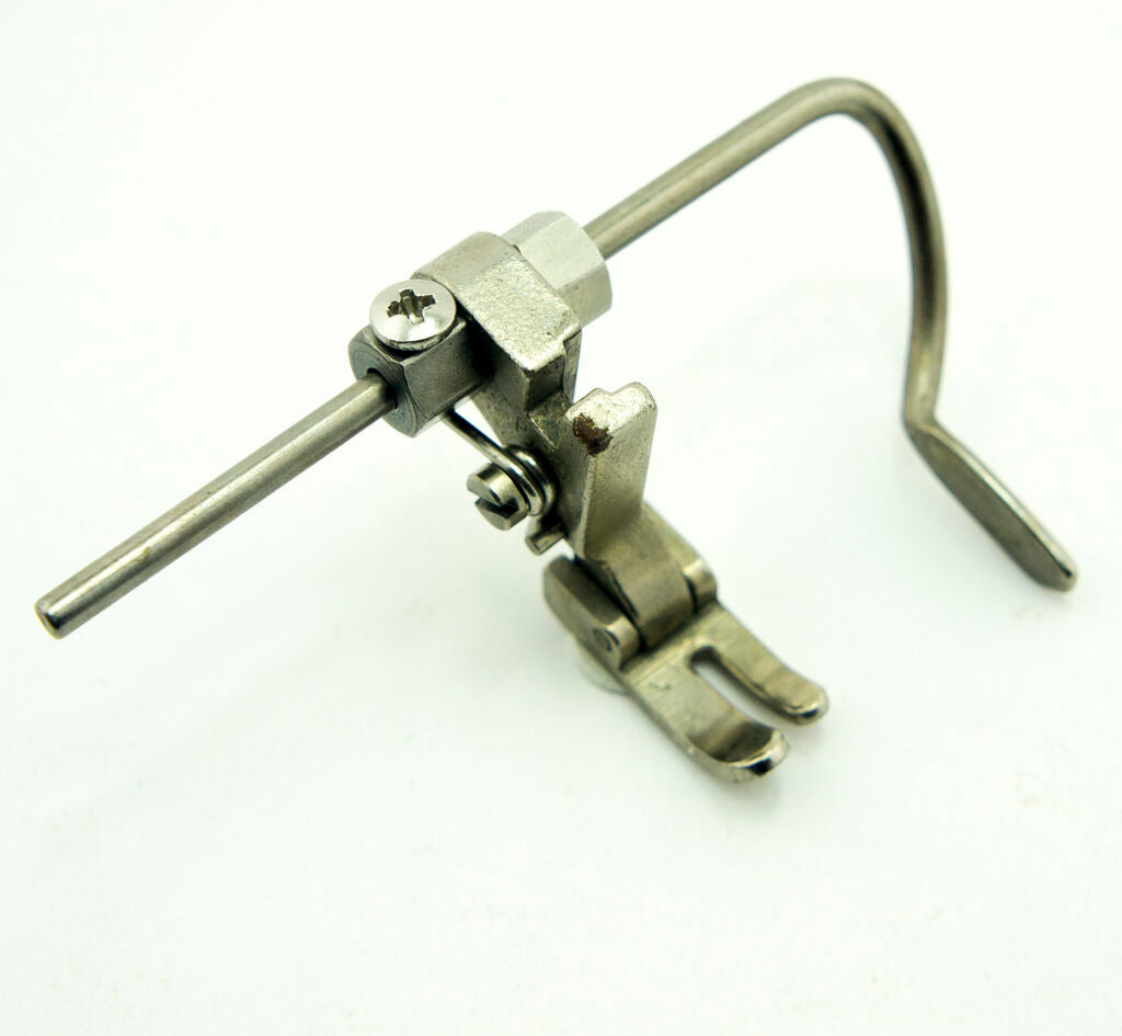 Industrial sewing machine guide foot with right guide