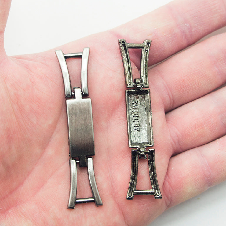 Close-up of the metal equestrian buckle showcasing its hinge design.