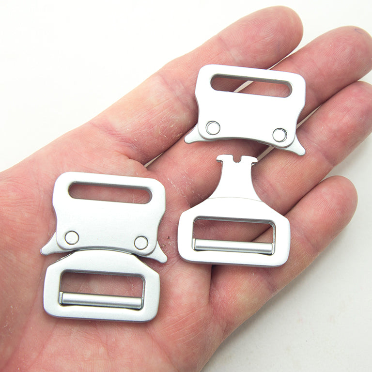 Close-up of the slider bar on the metal quick release buckle