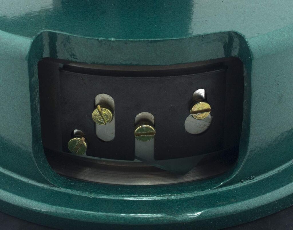 Round cutter displayed with its cutting mat and samples.