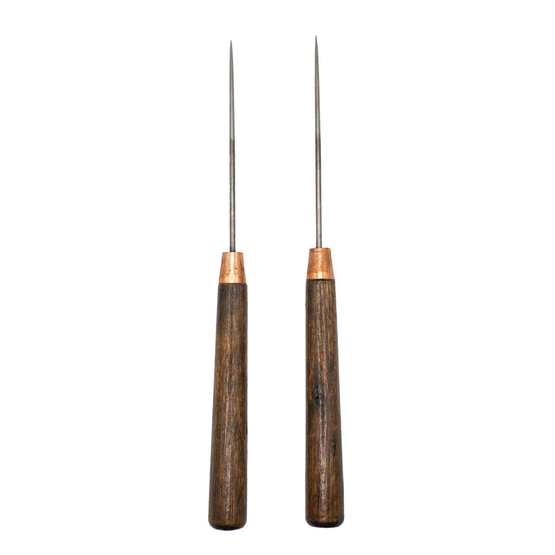 Two wooden le clickers awls with a total length of 15cm.