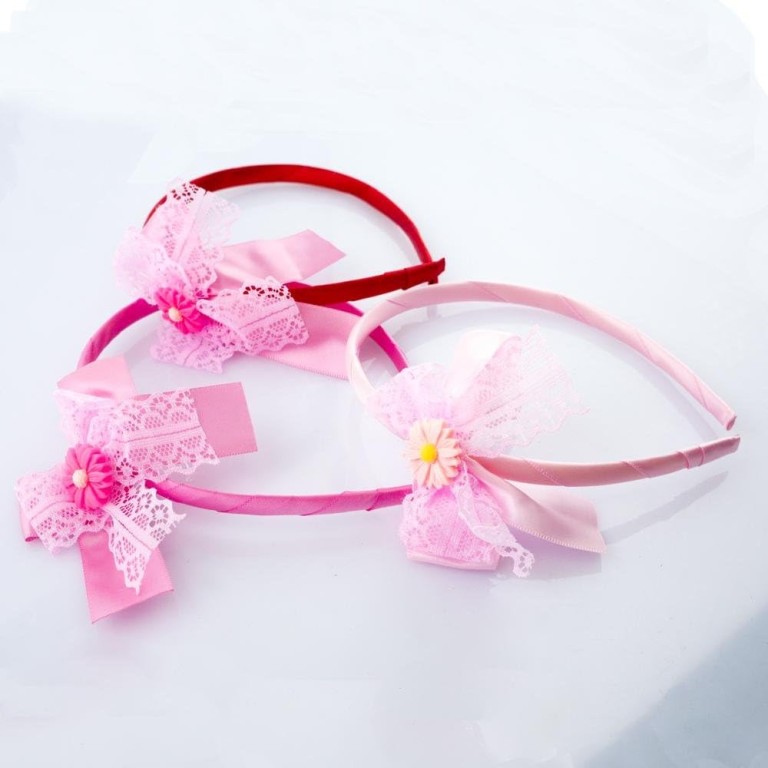 HAND Girls Alice Bands Headbands with an Attractive Ribbon, Lace and Daisy Flower Motif - Pack of 2 HAND Girls Alice Bands Headbands with an Attractive Ribbon, Lace and Daisy Flower Motif - Pack of 2