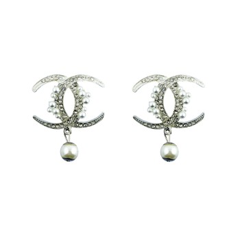HAND® A Pair of Elegant Brooches with White Crystals and Pearl Beads in a Silver Tone Metal Setting - 50 mm x 40 mm