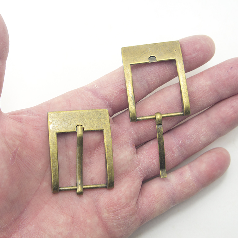 HAND® No.5055 Set of 2 Square Antique Brass Tone Buckles for Belts, Bags, etc. - 45 x 33 mm. Fits 25 mm Strap HAND® No.5055 Set of 2 Square Antique Brass Tone Buckles for Belts, Bags, etc. - 45 x 33 mm. Fits 25 mm Strap